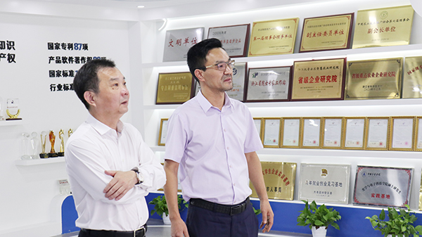 杭州市农业农村局党组书记、局长柴世民一行莅临托普云农参观考察